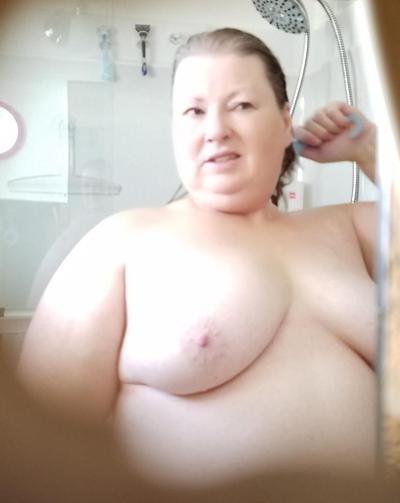 25P Ugly Pig Wife Chris bathroom