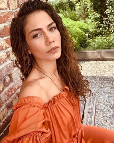 25P La célébrité turque Demet Ozdemir