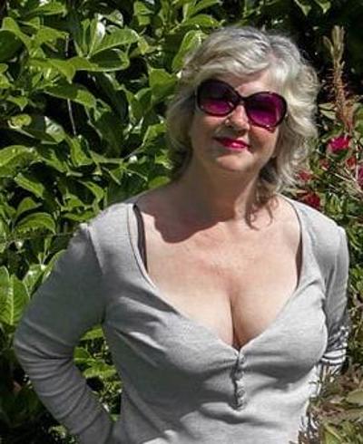 20P Mature ladies braless cleavage pokies 169