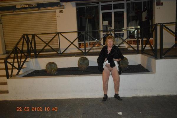 25P Sexy Blonde pussy flashing granny