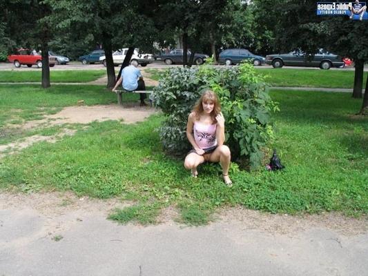 25P Mädchen im Park zeigt ihre Muschi
