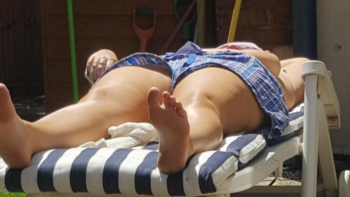 5P Miri - Lockdown topless sunbathing
