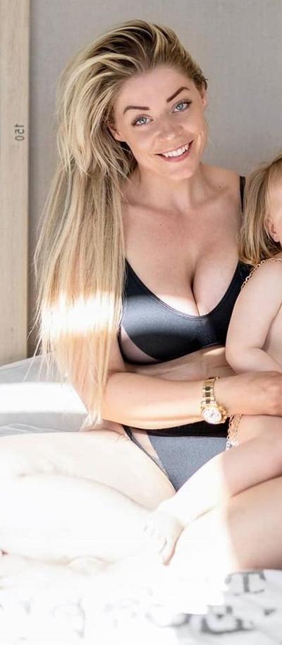 25P Hot amateur mom Mia with huge boobs