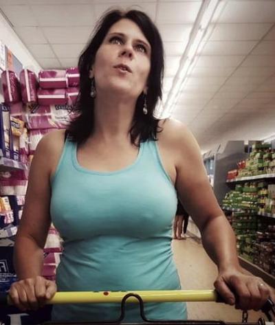 20P Mature ladies braless cleavage pokies 163