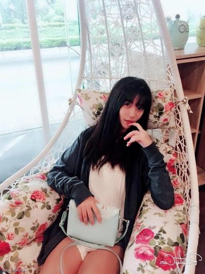 13P Fille asiatique aux longues jambes