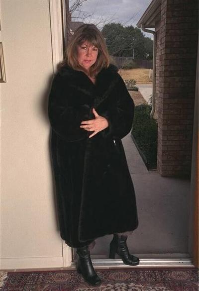 20P Mature woman in fur coat