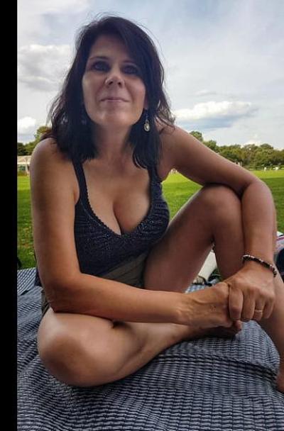 19P Mature ladies braless cleavage pokies 161