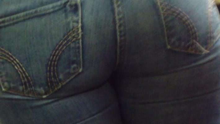 17P Gros cul et cul d'adolescent sexy en jeans bleus bombés