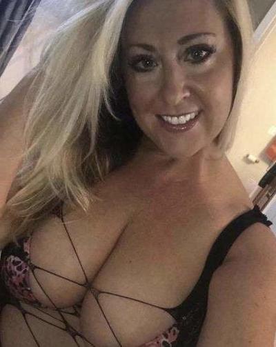 5P Blonde Milf