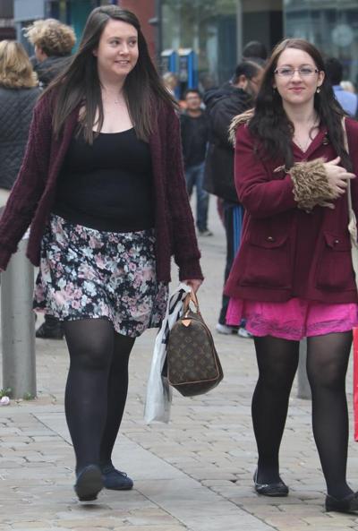 25P Rua meia-calça - Brit Pigs na meia-calça 2 de 3