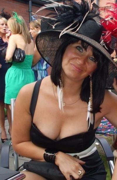 20P Mature ladies braless cleavage pokies 159