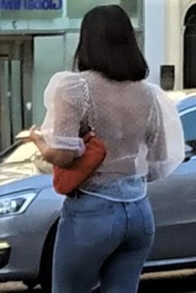 24P A french ebony girl pulling up her jeans !