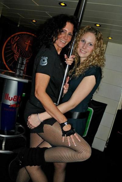 25P Hot amateur bar lady Petra so horny