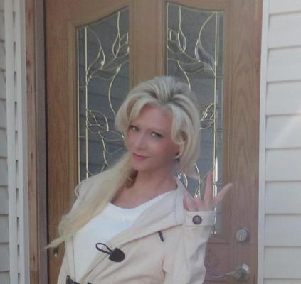 25P Cute blonde mom
