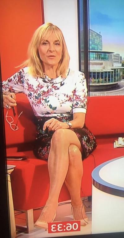 24P Louise Minchin neckt fickbare MILF mit zur Schau gestellten Beinen