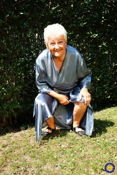 18P Vera D Granny