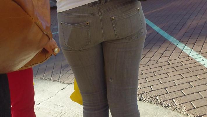 25P Cul et mégots d'ado sexy en jeans serrés