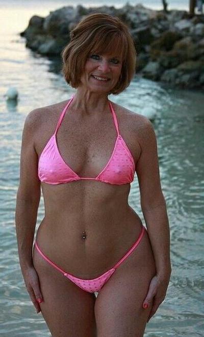 20P Mature ladies at the beach 12