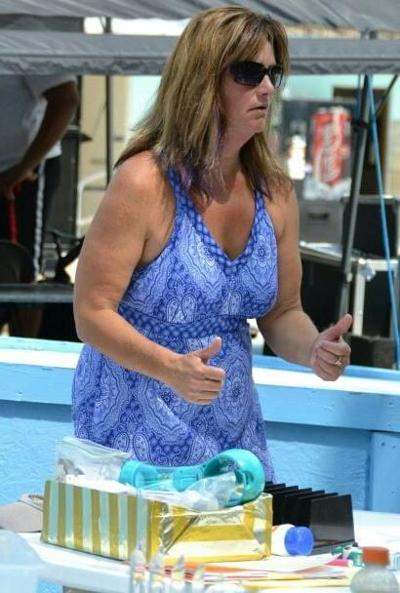 19P 熟女のノーブラ胸の谷間パンチラ 157