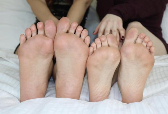 15P Becky&#039;s Size 5 Feet VS Haylee&#039;s Size 2 Feet
