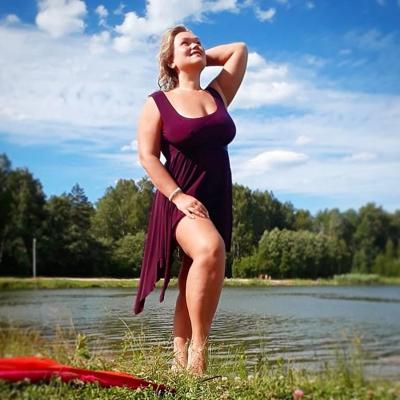 12P Busty Russian Woman 3671