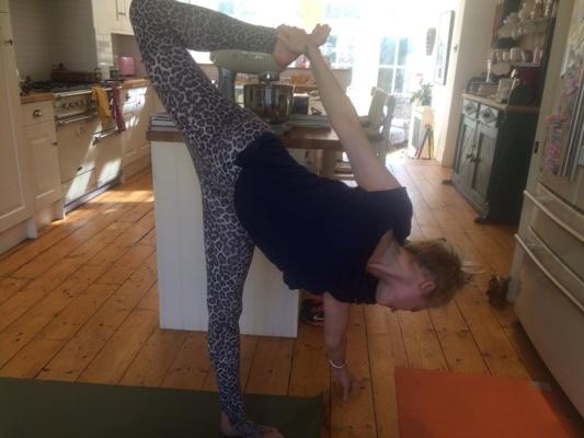 25P Fearne Cotton's pretty feet - mega gallery