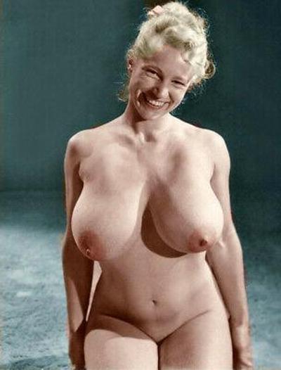 6P Dona de casa dos anos 50 com peitos grandes