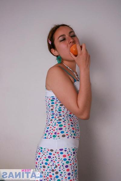 6P Gracia, une jeune latina amateur et mignonne, montre ses seins.