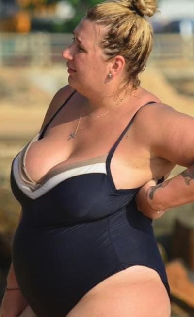 20P Mature ladies at the beach 10