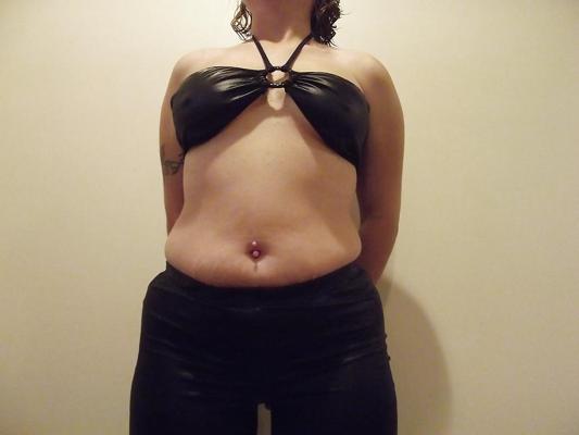 4P はつらつとしたおっぱいを見せている妻