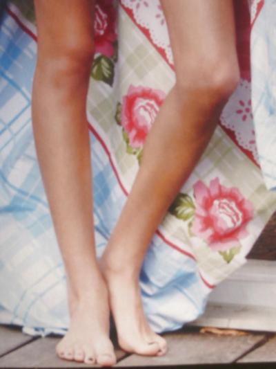 15P Nude female feet I found
