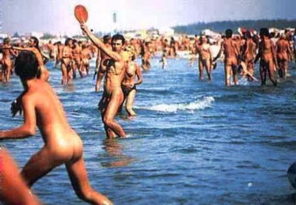 25P 0791 Nude beach scenery
