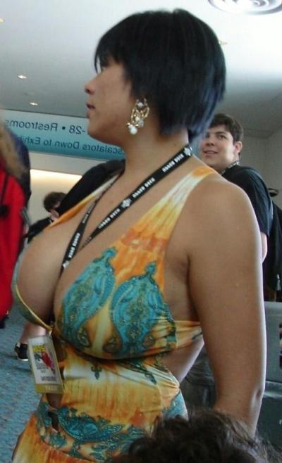 20P Mature ladies braless cleavage pokies 152