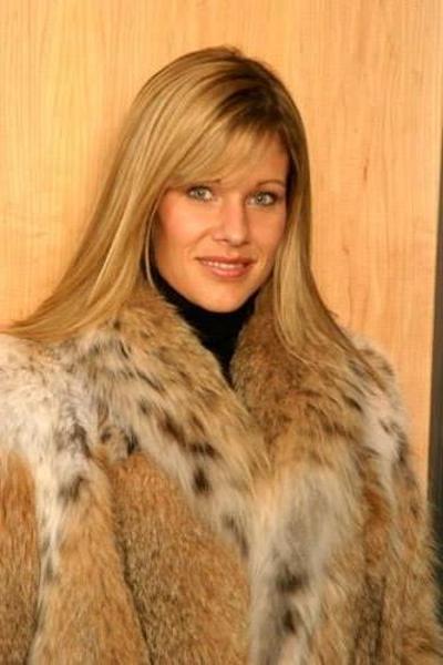 25P woman in fur coat 26