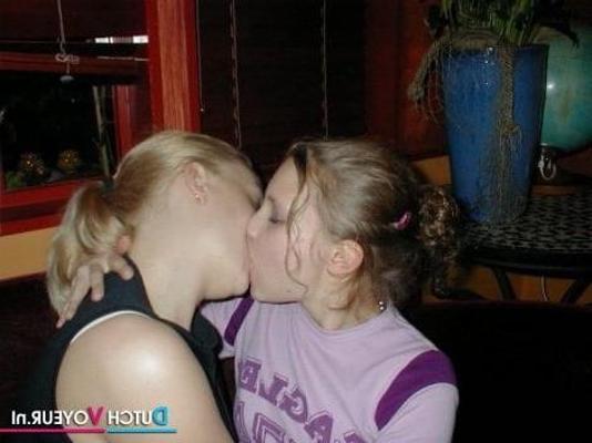 25P Filles chaudes s'embrassent 3