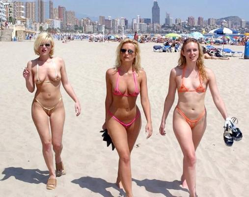 25P Flashing at the beach