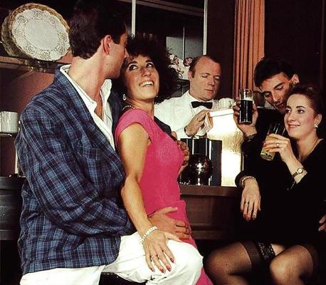 9P Zwei Mädchen und drei Männer an der Bar