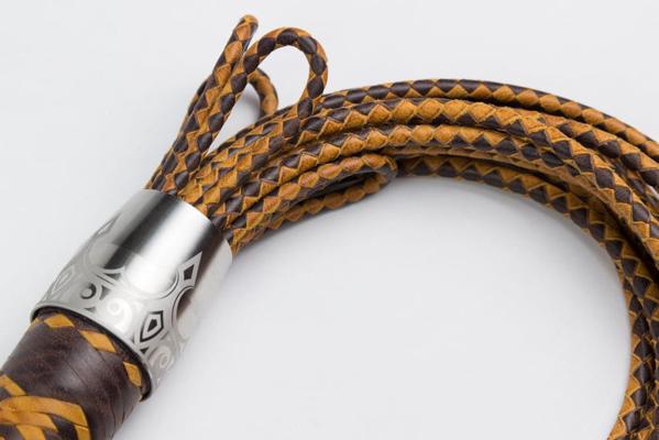 11P Flogger de cuero trenzado de 12 colas