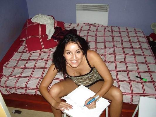 6P Amateur girl posing and sucking