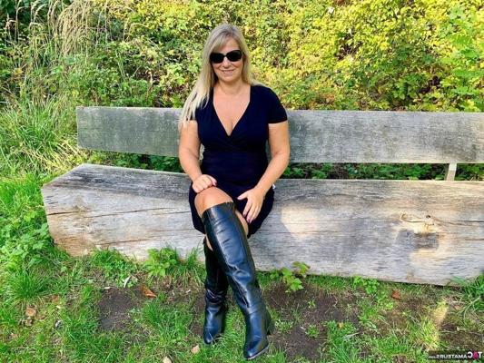 25P Milfs &amp; Gilfs wearing boots no.81