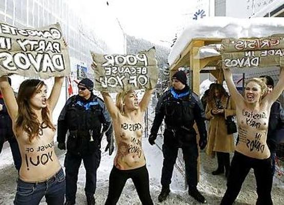 25P FEMEN - крутые девчонки протестуют публичной наготой - Часть 3
