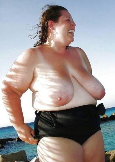 19P Mature ladies at the beach 7