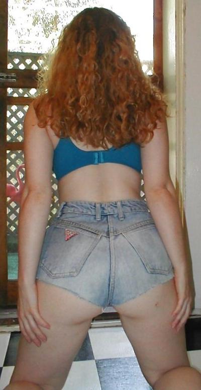 25P Kira Redhead Amateur Poses In Jean Shorts