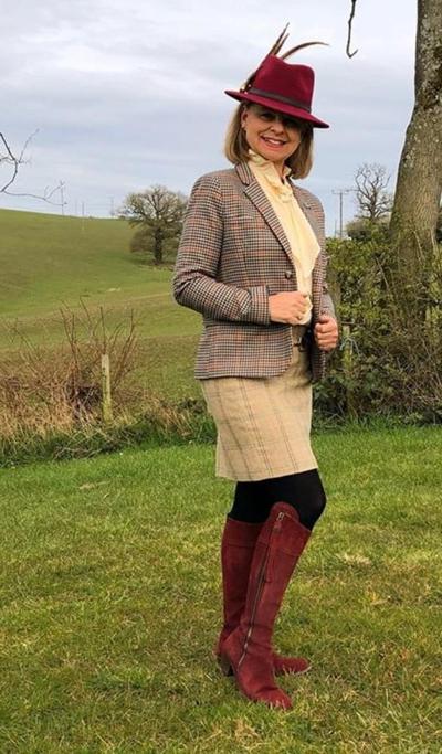 25P Milfs &amp; Gilfs wearing boots no.73