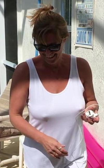 20P Mature ladies braless cleavage 143