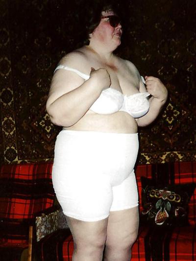 7P Mulheres gordas de calças.