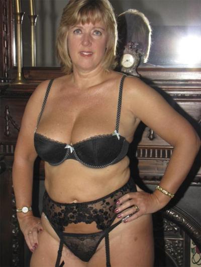 25P Curvy British mature amateur Gabriella K (24)