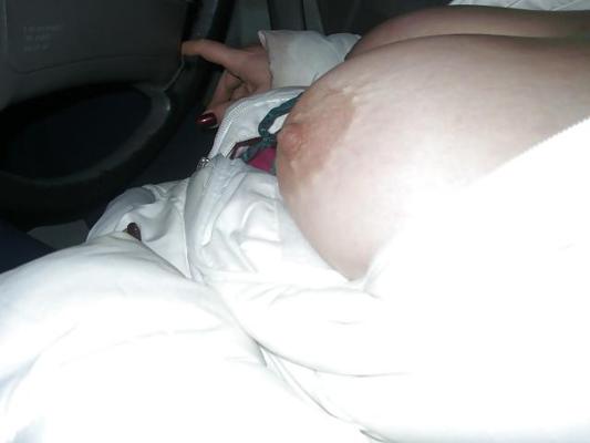 6P Flashing her titts in car