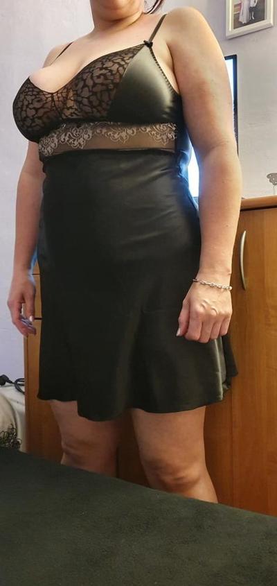 8P Busty wife