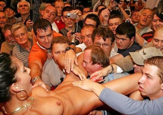 4P Секс в общественных местах, трахает пальцами